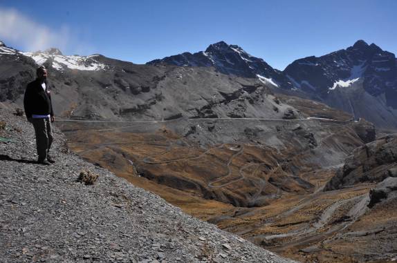 Ainda no alto, observando a estrada que desce a cordilheira dos Andes, na Bolívia